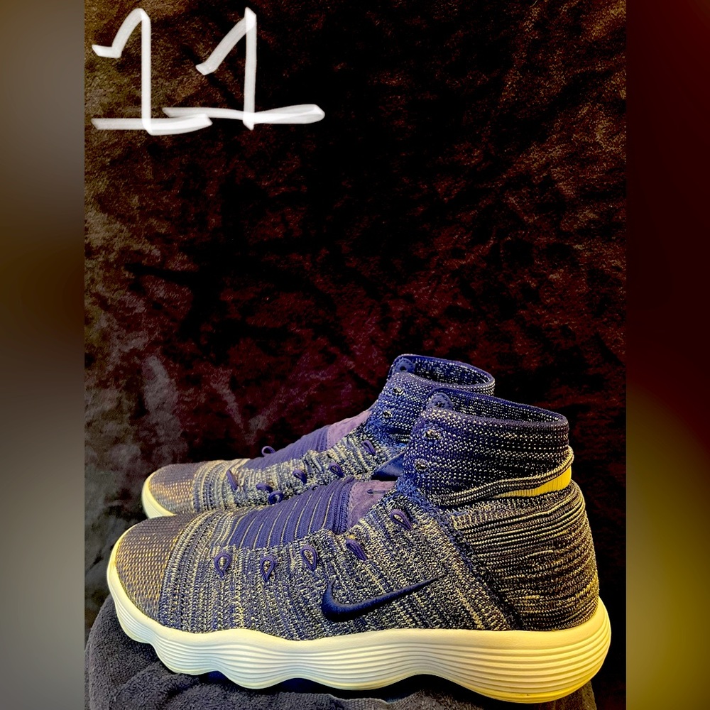 Nike men’s Basketball shoe 11